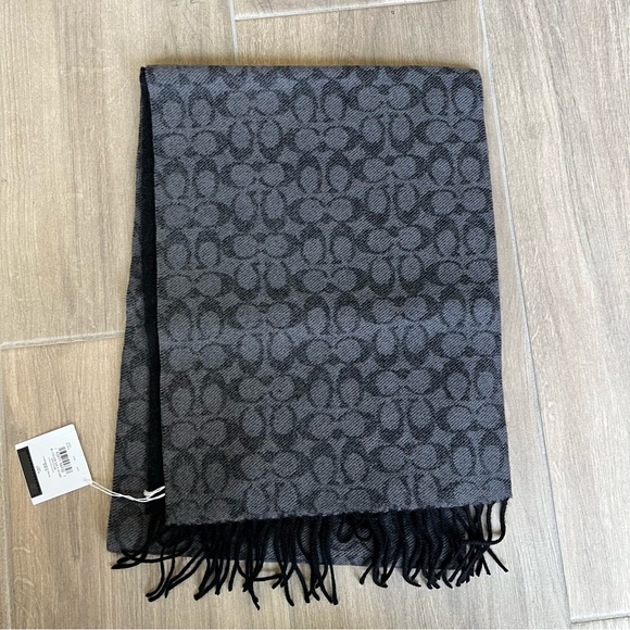 Coach Signature Scarf - Picture 6 of 7